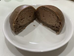 クリームたっぷり！ふわもち冷やしクリームパン　チョコホイップ（生チョコ入り）