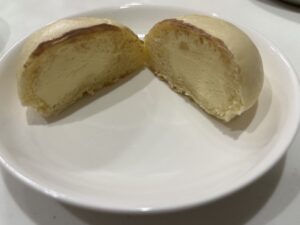 クリームたっぷり！ふわもち冷やしクリームパン　カスタードホイップ